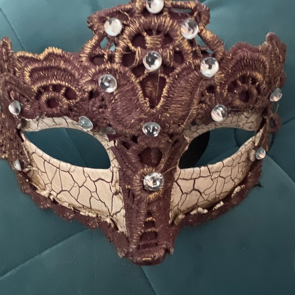 Handcrafted, “Eyes Wide Shut” Mystery Masks - Picture 2 of 4